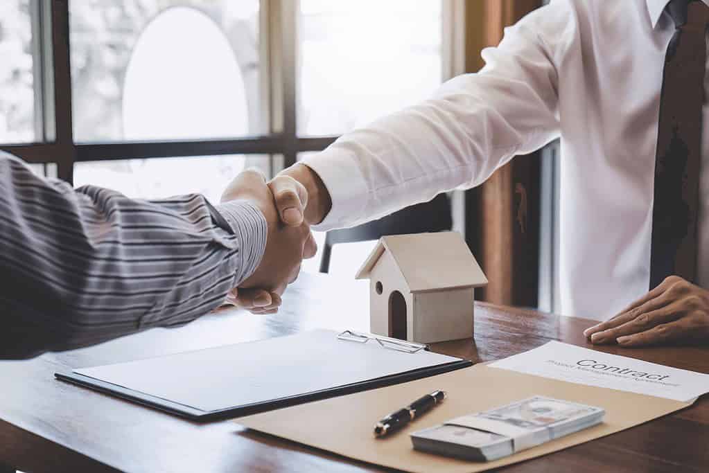 how to become a commercial mortgage broker shaking hands
